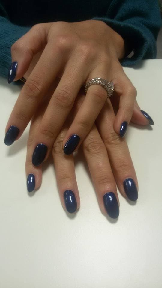 Manicure unghie gel blu