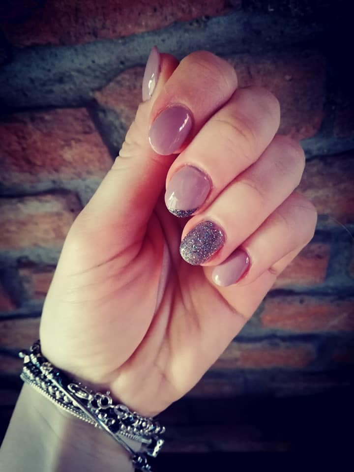 Manicure unghie violetto